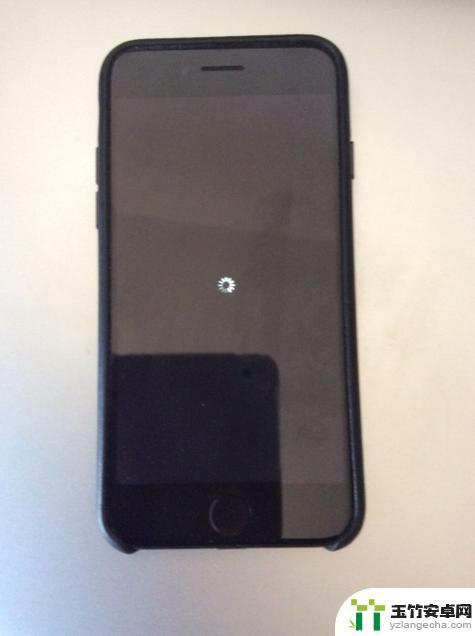 苹果手机屏突然变黑了